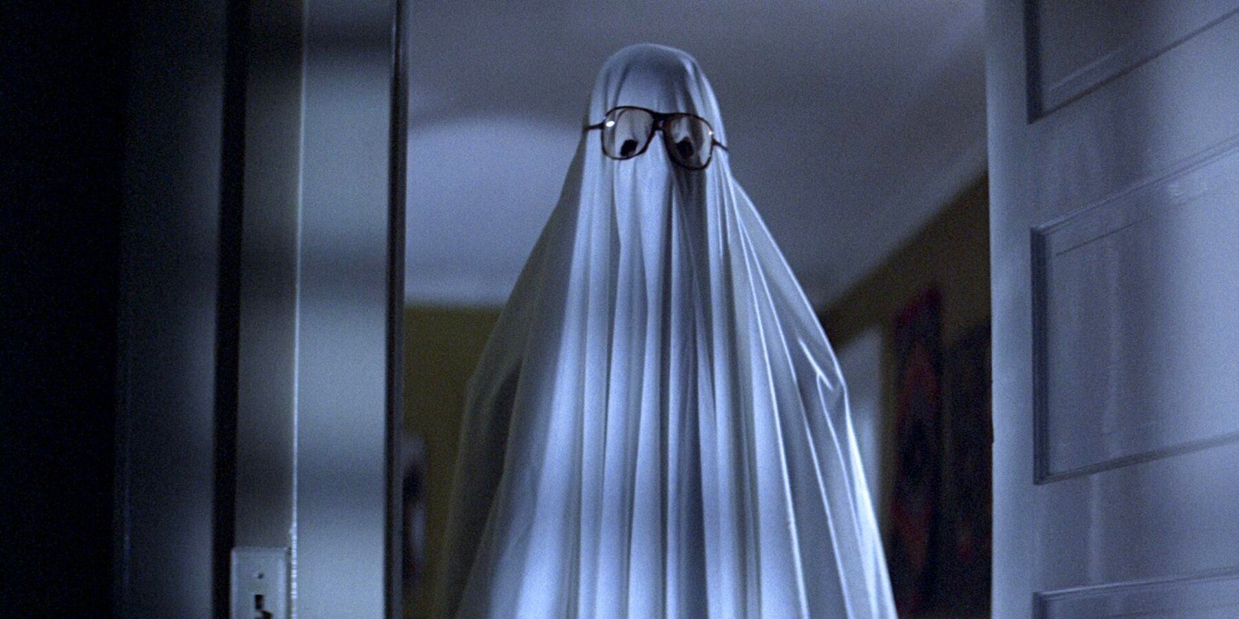 Майкл Майерс в фальшивом костюме призрака.
