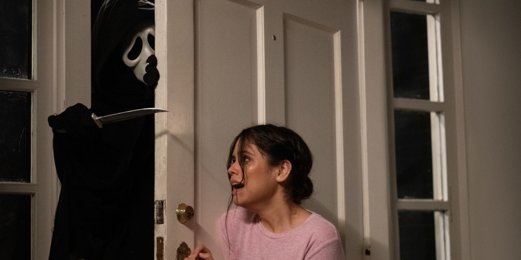 Jenna Ortega เป็น Tara Carpenter ที่ซ่อนตัวจาก Ghostface ใน Scream (2022)