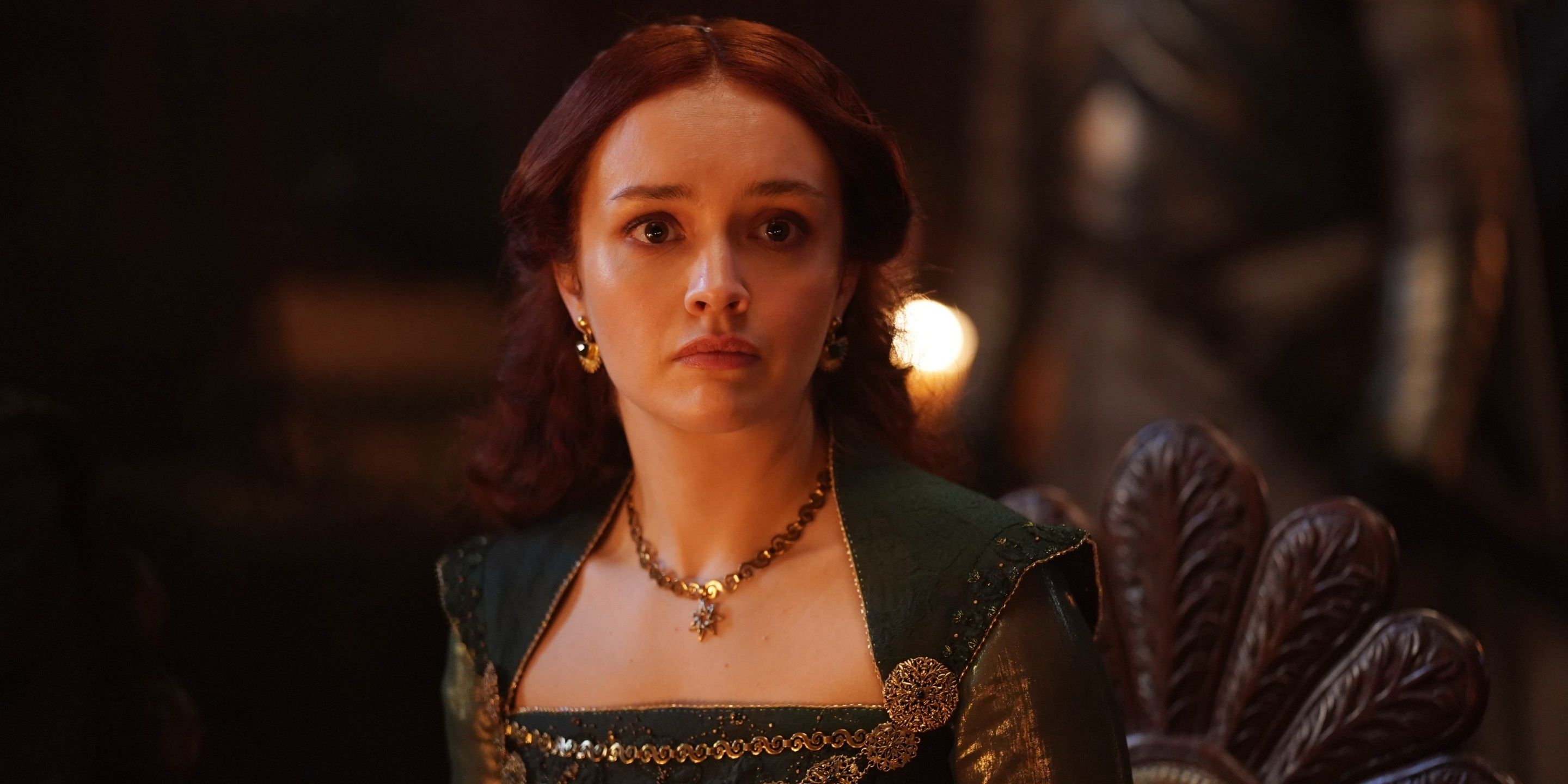 Оливия Кук в роли Алисент выглядит обеспокоенной в Доме Дракона