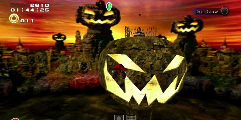 Three giant Jack O'Lanterns of Pumpkin Hill, with Knuckles (center) gliding towards one of them. Image source: GameZXC.com