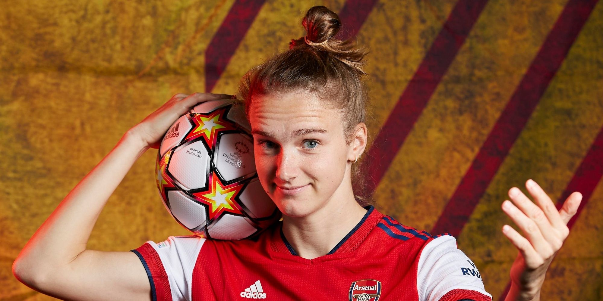 Vivianne Miedema posing in an Arsenal Shirt