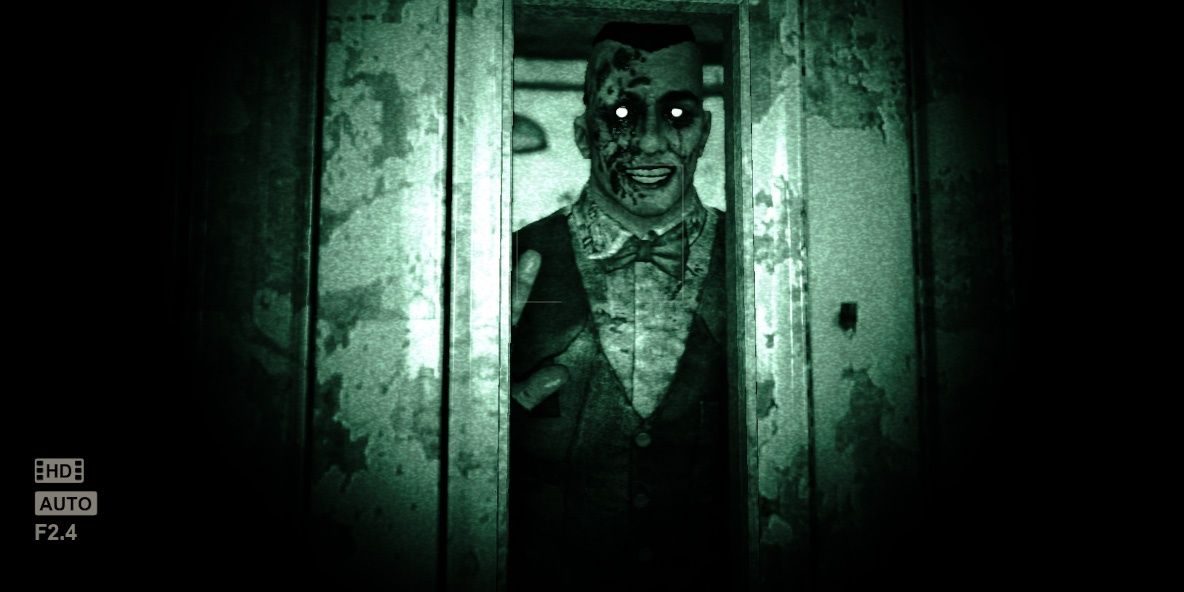 outlast player looking into camera and seeing somone Cropped