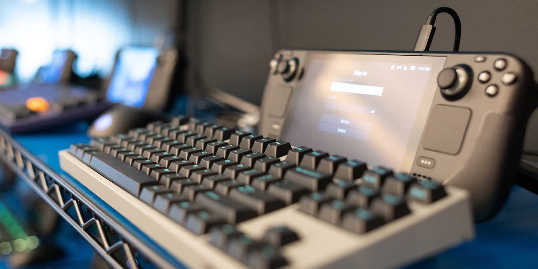 Фотография Steam Deck от Valve с прикрепленной к нему клавиатурой.