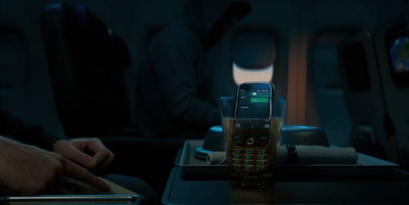 Someone getting a text message in Modern Warfare 2