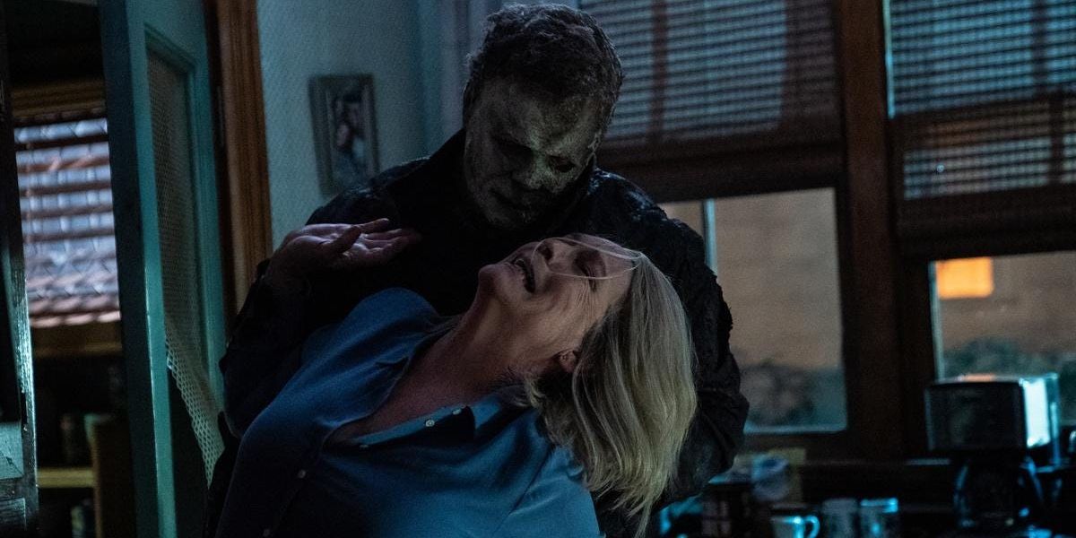 Laurie fights off Michael Myers in Halloween Ends