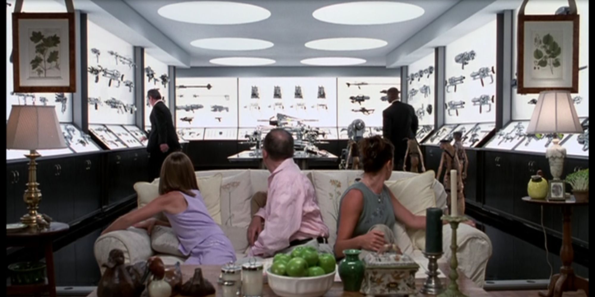 Agent J and K and family in Men in Black 2
