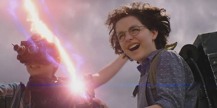 Phoebe using a proton pack in Ghostbusters Afterlife