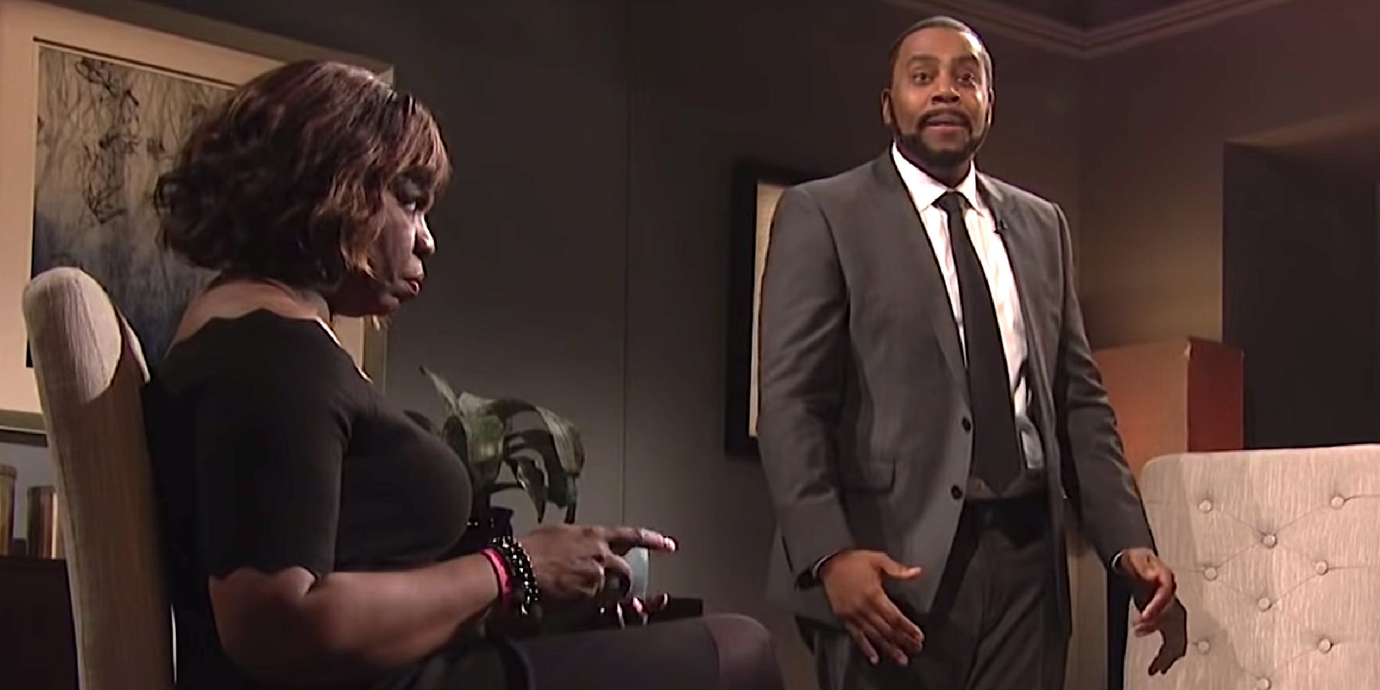 Kenan as R. Kelly standing up mid-interview with Leslie Jones as Gayle King