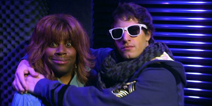 Andy Samberg hugging Kenan dressed as Reba McEntire