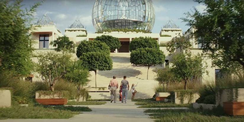 mansion landscape in Glass Onion: A Knives Out Mystery