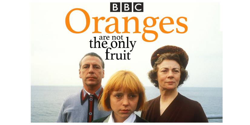 Jeanette stood in between her parents with a background of the ocean