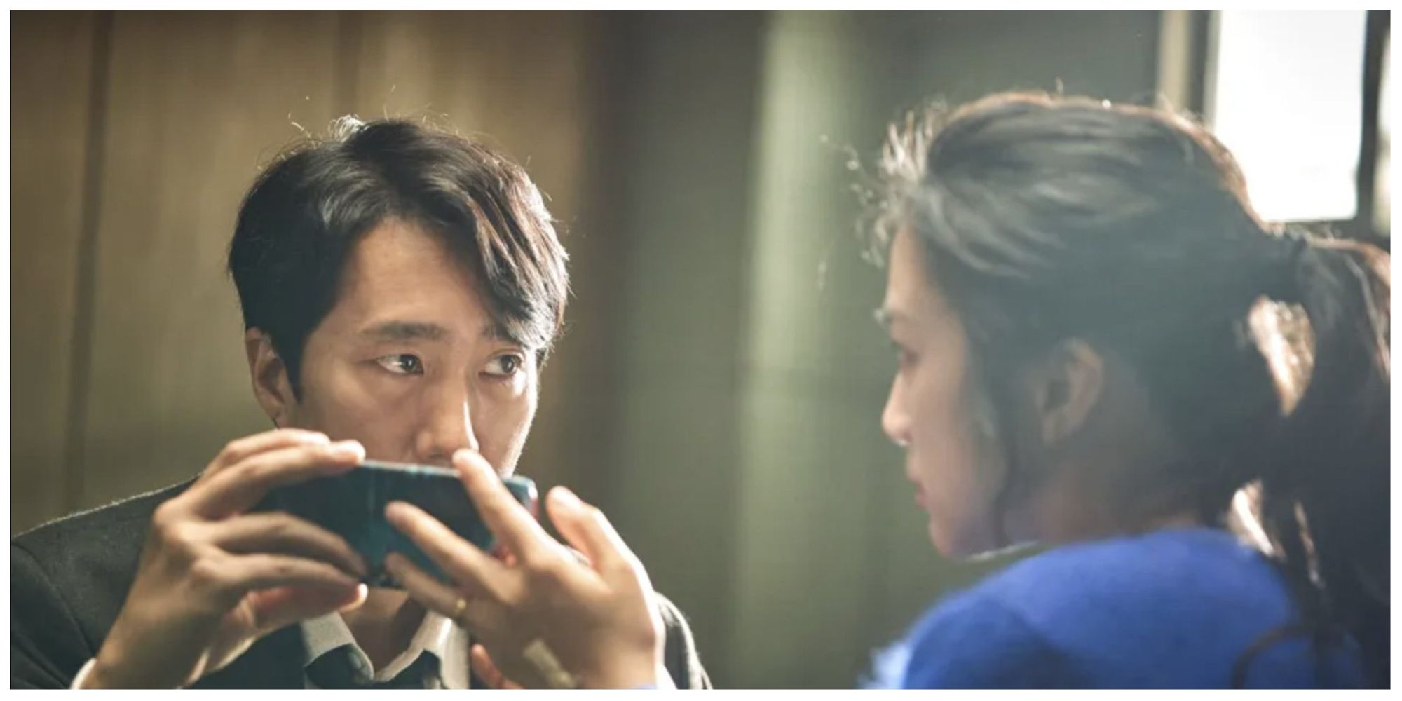 Detective Jang Hae-jun and Song Seo-rae sharing a drink