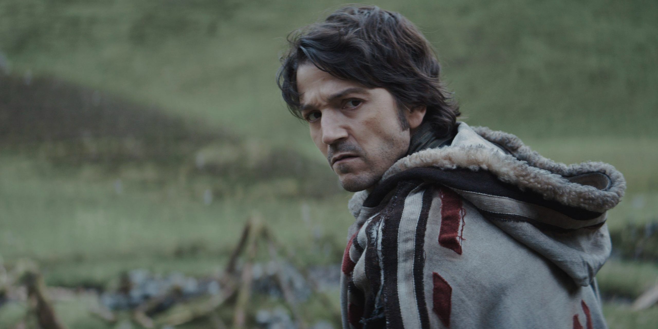 Diego_Luna_on_a_mountain_in_Andor