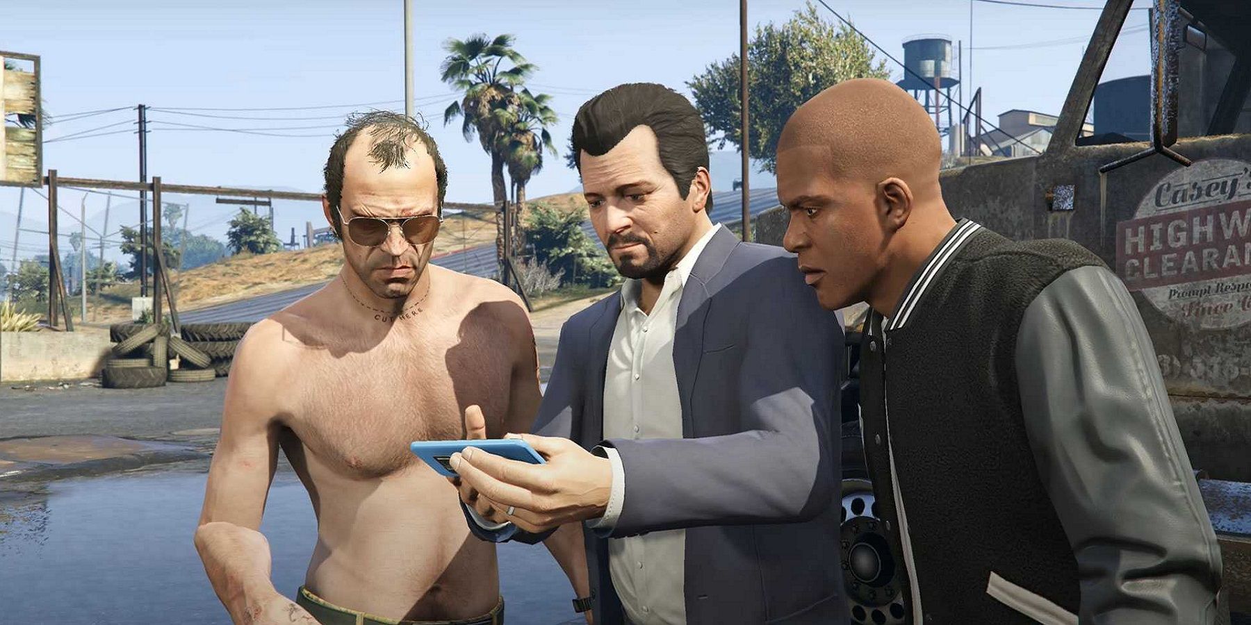 Screenshot van Grand Theft Auto 5 waarop Trevor, Michael en Franklin naar een telefoon staren.
