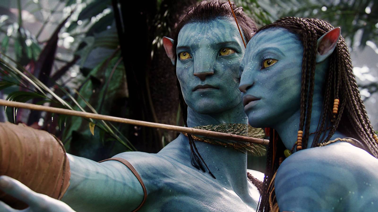 Jake and Neytiri using a bow and arrow in Avatar-1