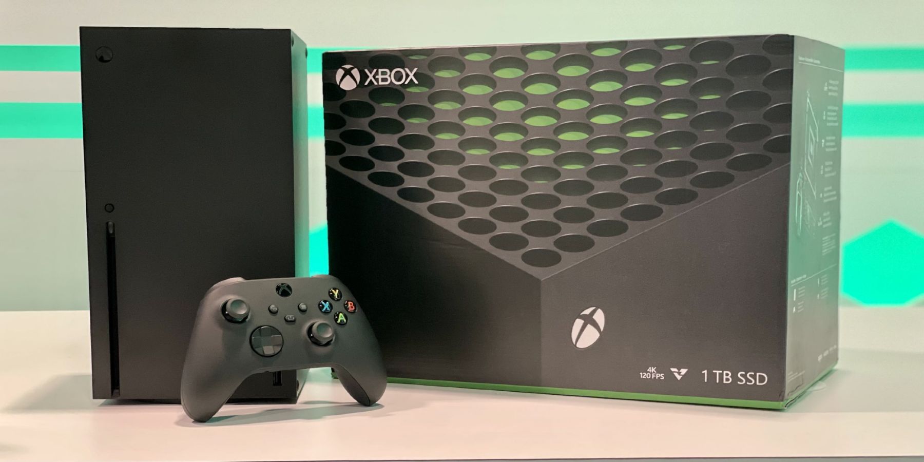 Boxed and unboxed versions of the Xbox Series X console.