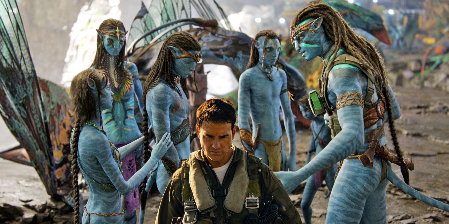 Avatar: The Way of Water Na'vi family with tiny Tom Cruise cutout