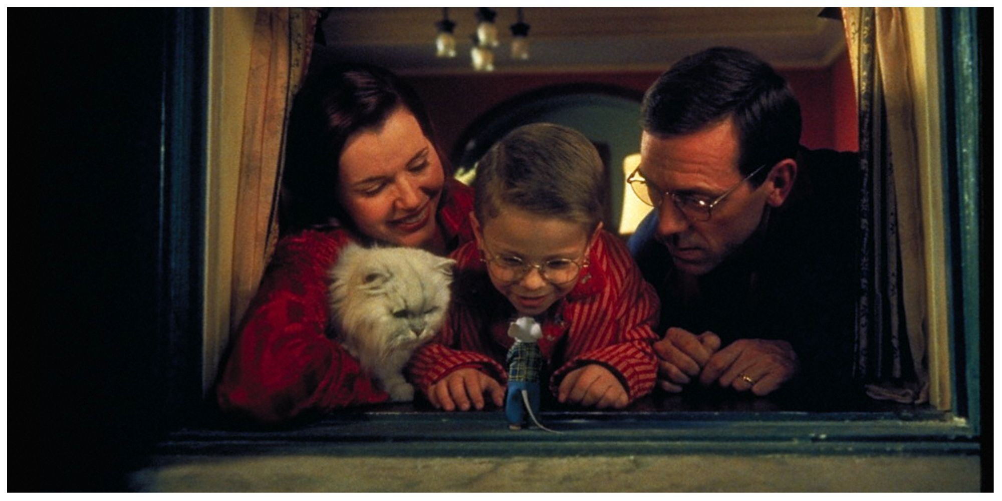 The Little family in the window of the house all looking at Stuart Little