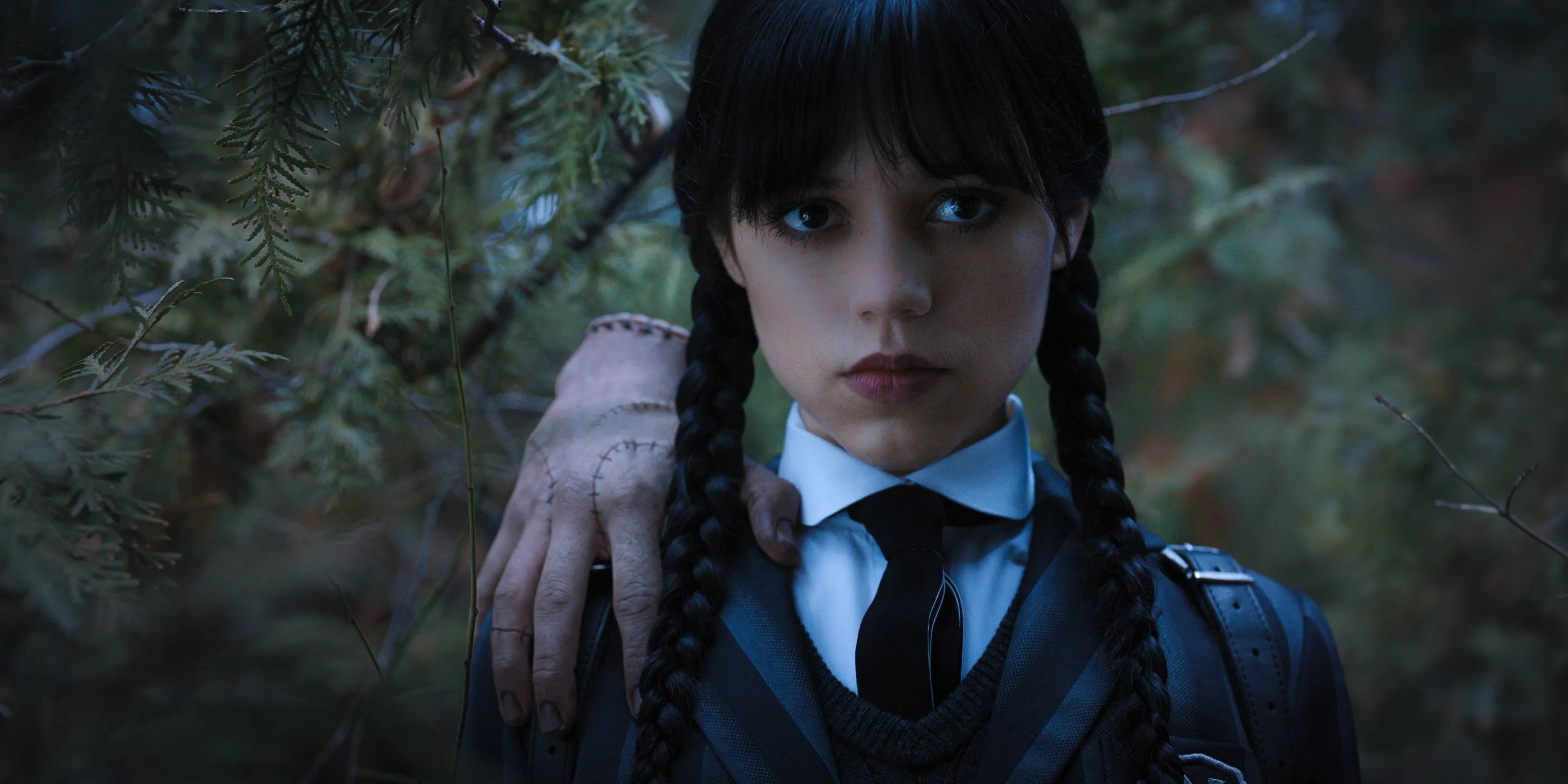 Jenna_Ortega_as_Wednesday_Addams_with_Thing_on_her_shoulder
