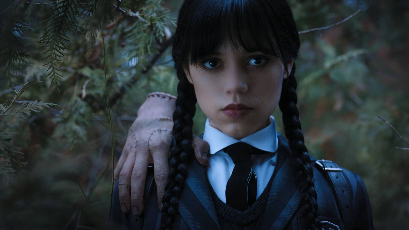 Jenna_Ortega_as_Wednesday_Addams_with_Thing_on_her_shoulder