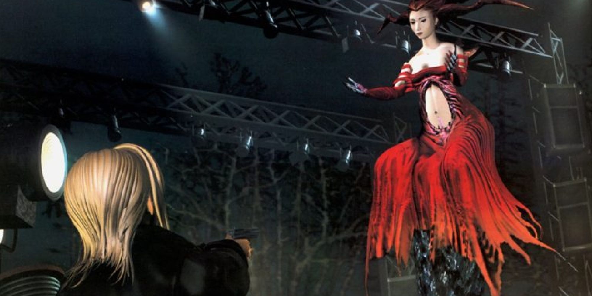 El personaje principal de Parasite Eve se enfrenta a una mujer de rojo que lo amenaza.