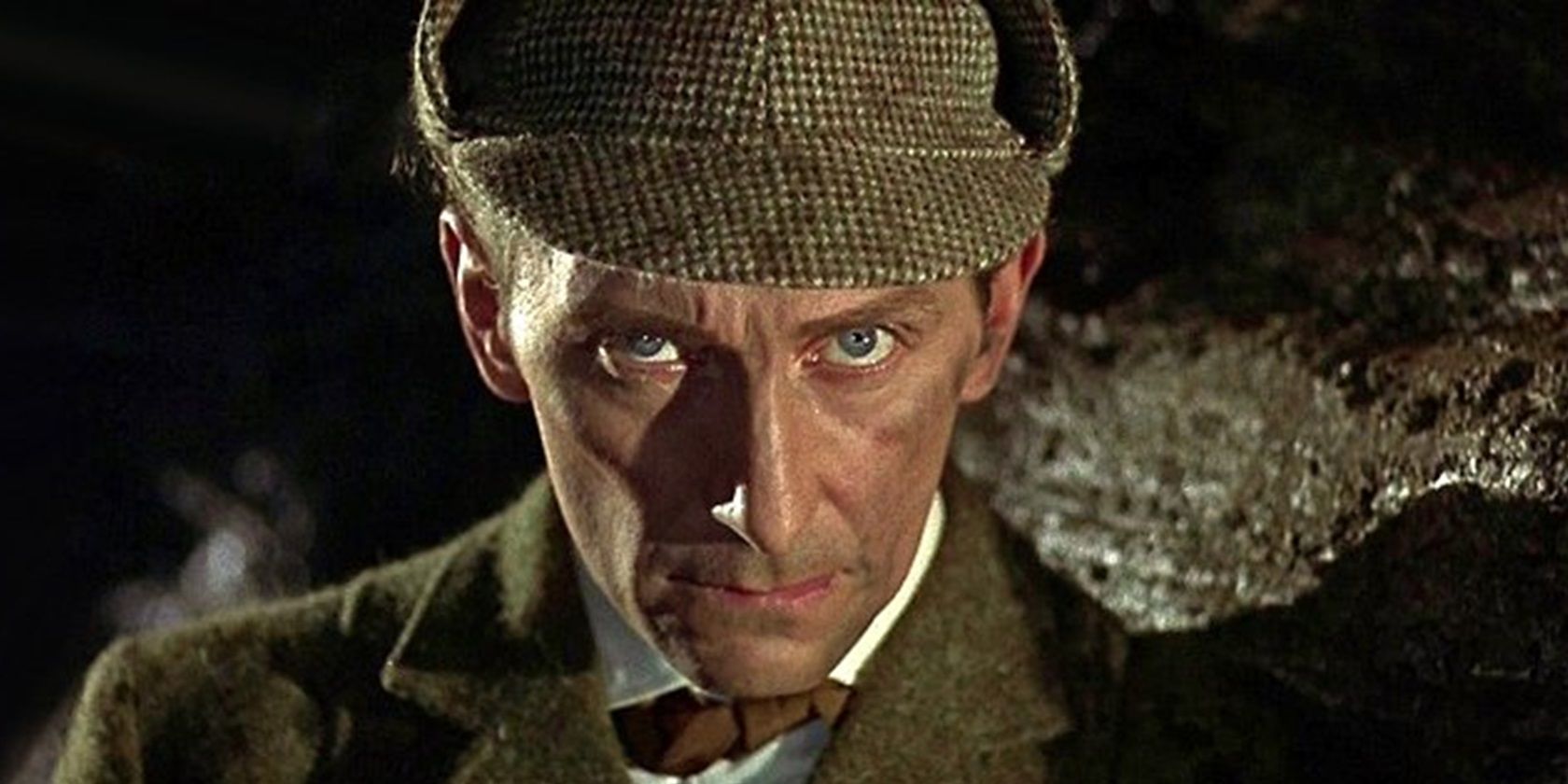 Peter_Cushing_as_Sherlock_Holmes_in_The_Hound_of_the_Baskervilles