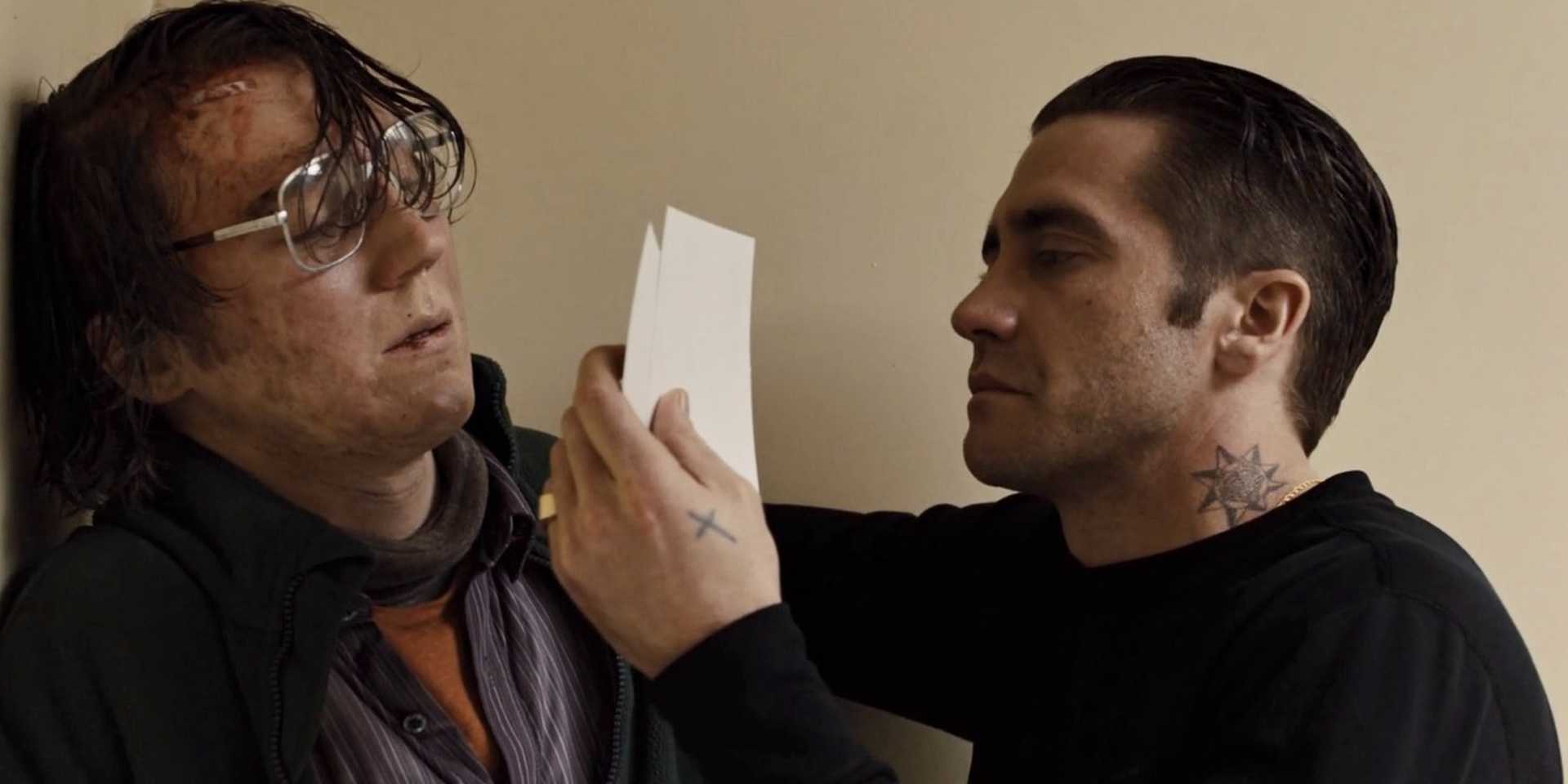 5 Film Pembunuh Berantai yang Jauh Lebih Mengerikan Ketimbang The Whisper Man di Netflix 22 Jake Gyllenhaal and Paul Dano in Prisoners