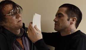 5 Film Pembunuh Berantai yang Jauh Lebih Mengerikan Ketimbang The Whisper Man di Netflix 25 Jake Gyllenhaal and Paul Dano in Prisoners