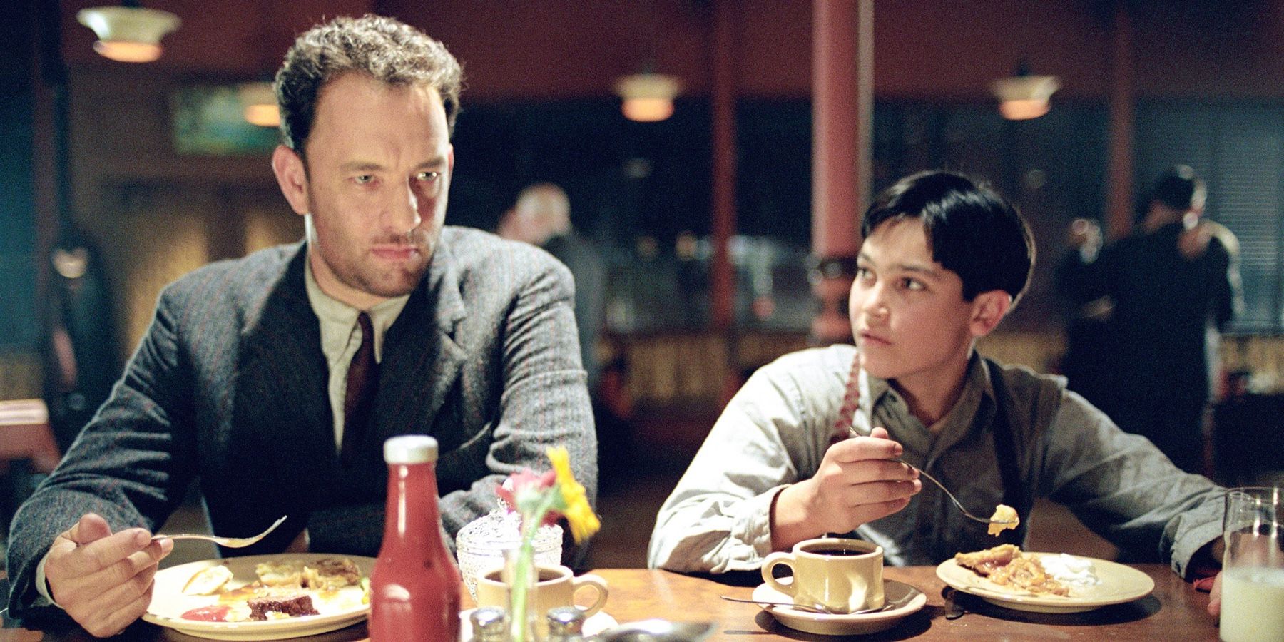 Tom-Hanks-and-Tyler-Hoechlin-in-Road-to-Perdition