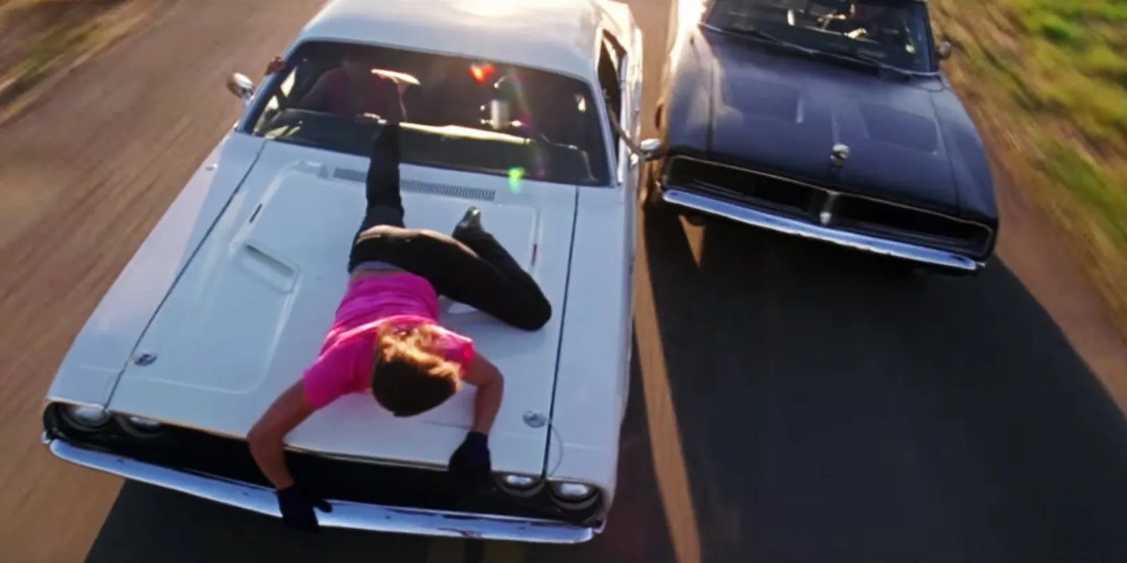 Zoe_Bell_hanging_off_the_hood_in_the_final_car_chase_in_Death_Proof