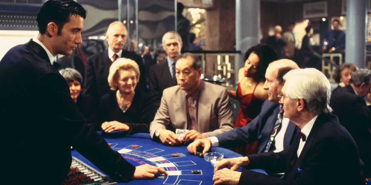 Clive_Owen_dealing_cards_in_Croupier