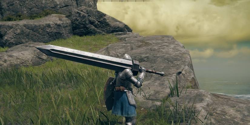 Tarnished holding large Greatsword over shoulder in Elden Ring