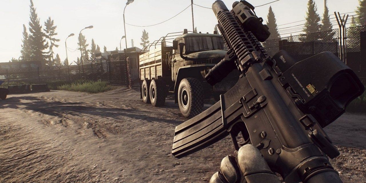 escape from tarkov player holding a m4a1 