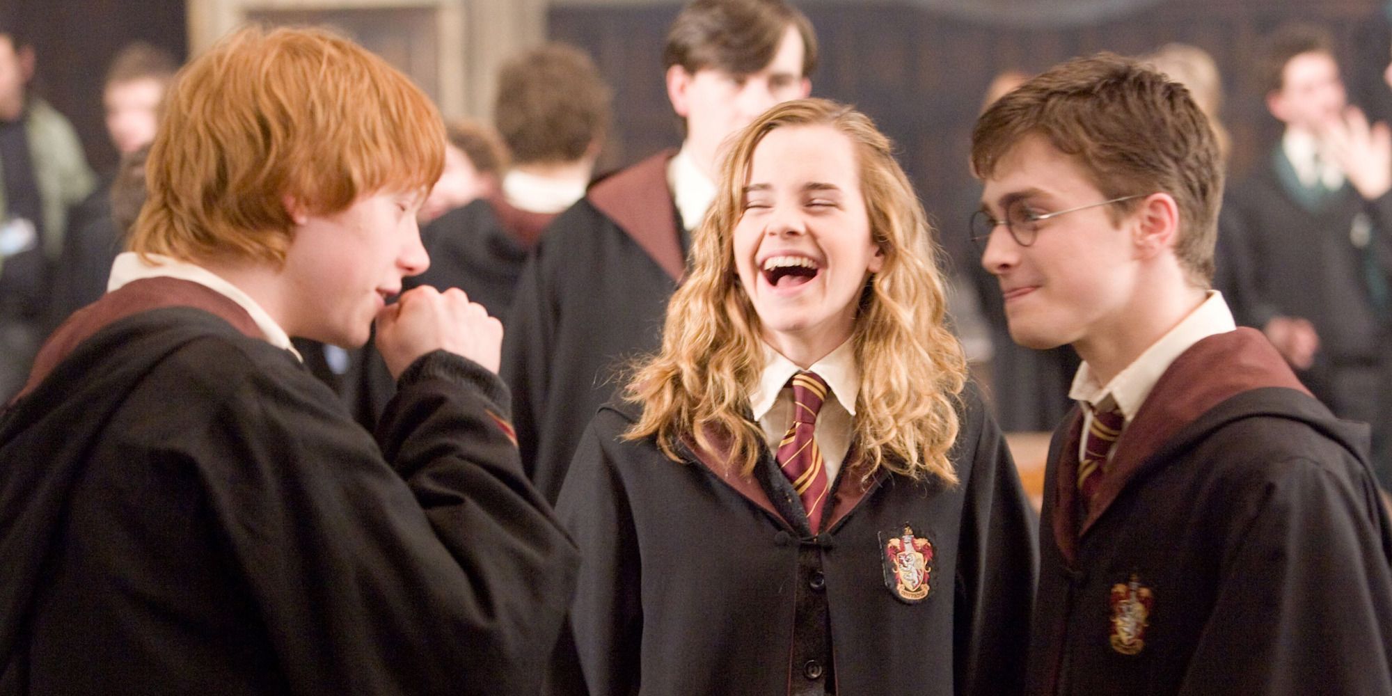 Harry Ron dan Hermione tertawa di Aula Besar di Hogwarts di Harry Potter