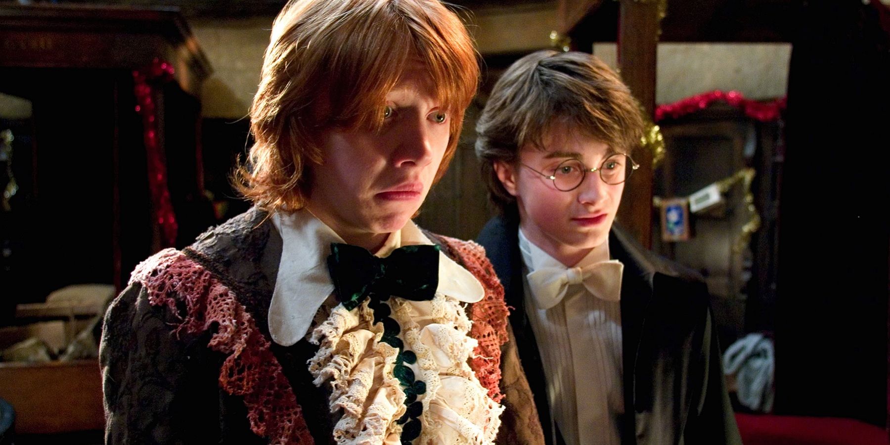 Absolutely love that the old dress robes Ron hated so much in HP were added  as fashionable robes of the late 1800's : r/HarryPotterGame