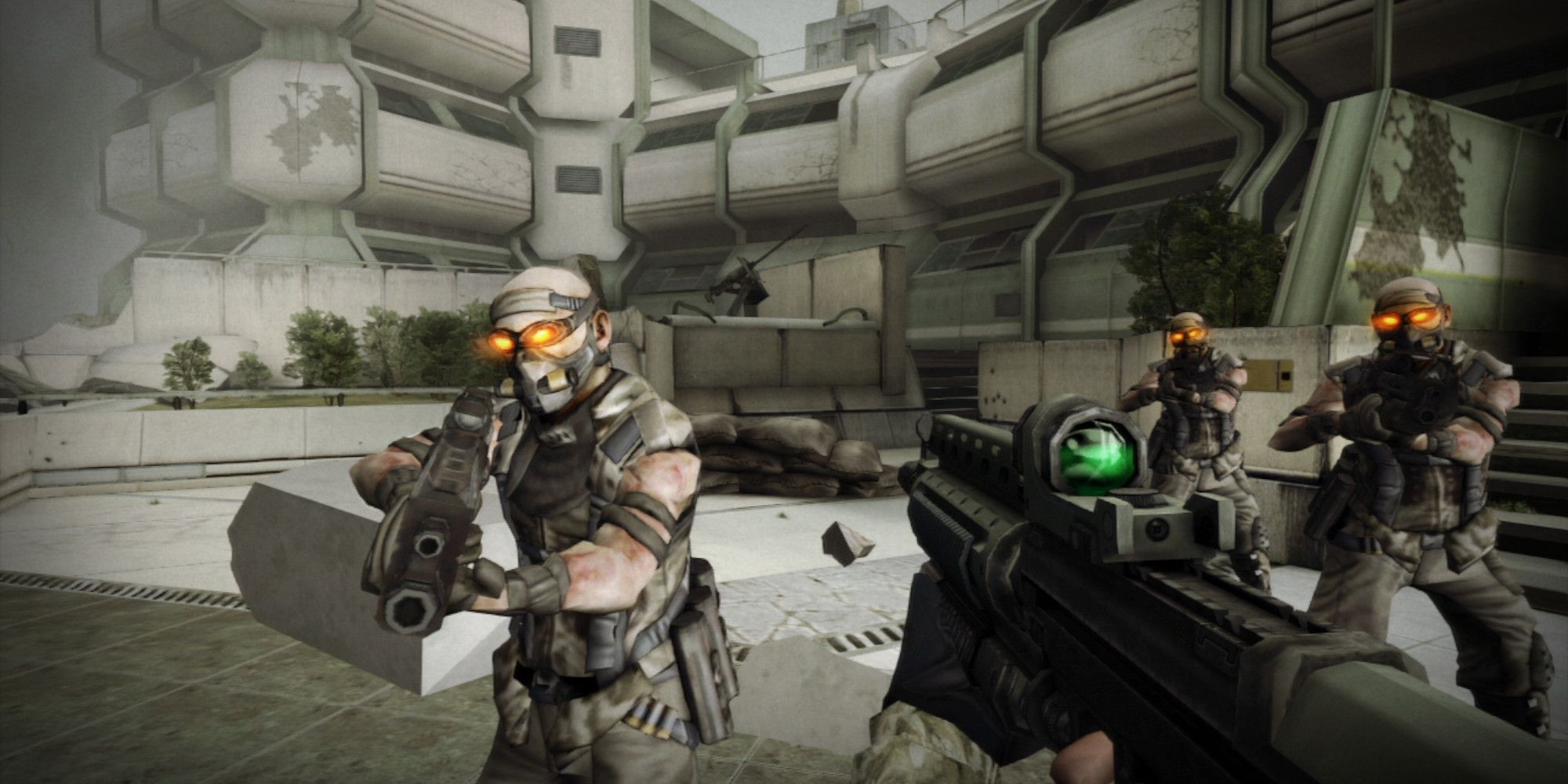 player aims assault rifle at enemies