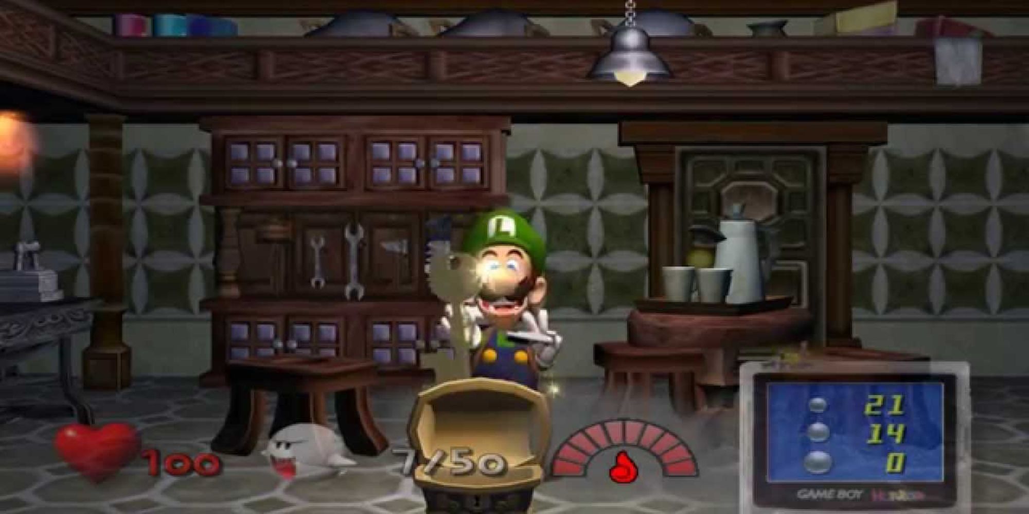 Luigi holding a key in Luigi's Mansion