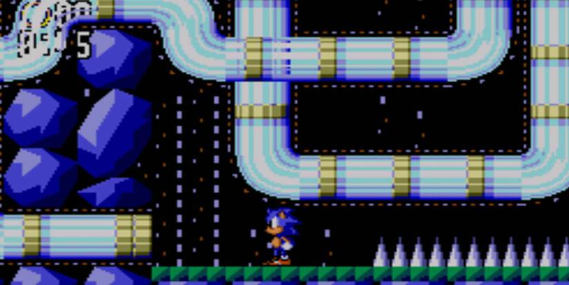 Sonic about to enter a warp tube in the Scrambled Egg Zone