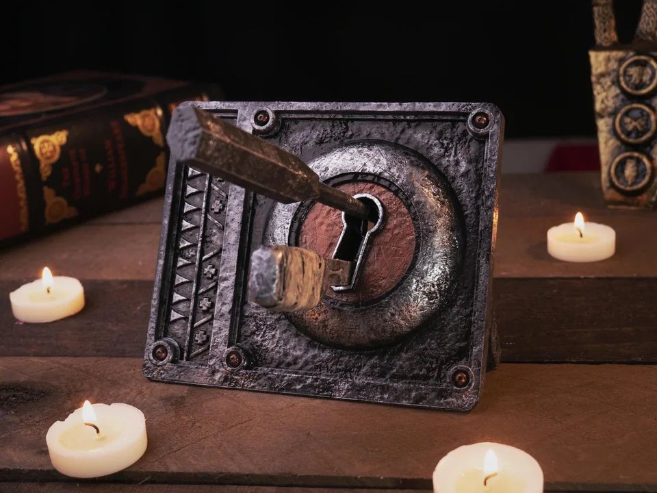 Image of a 3D printed replica of Skyrim's lock and lockpick.