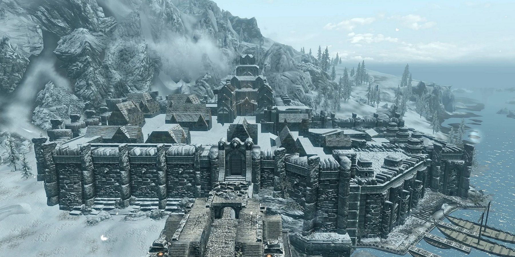 Image de Skyrim montrant une vue grand angle de la ville froide de Windhelm.