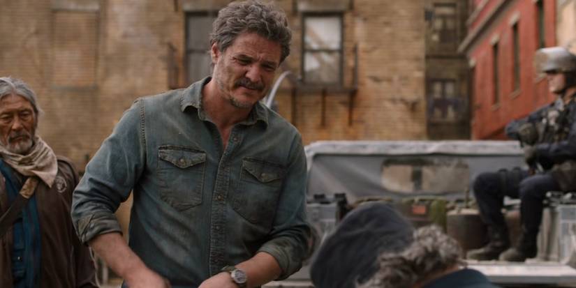 Joel talking to a FEDRA agent in The Last of Us.