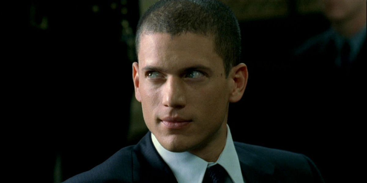 Michael Scofield in Prison Break episode 1 in a suit