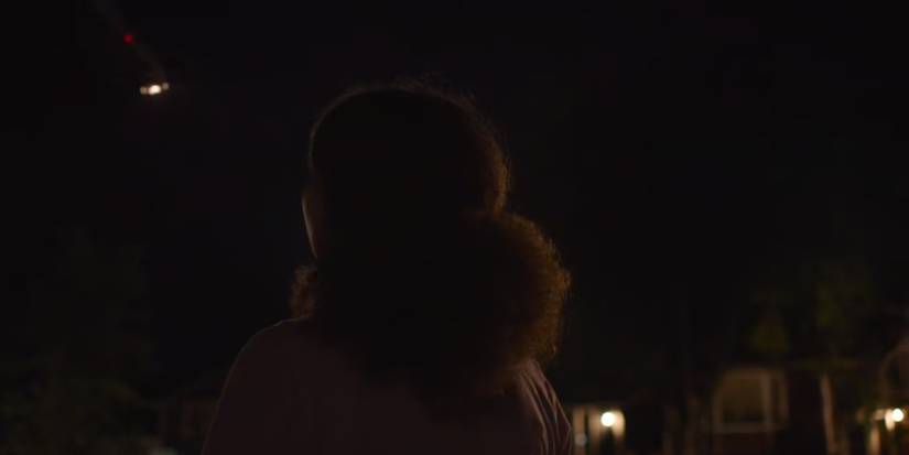 Sarah Miller looking at an airplane in The Last of Us.