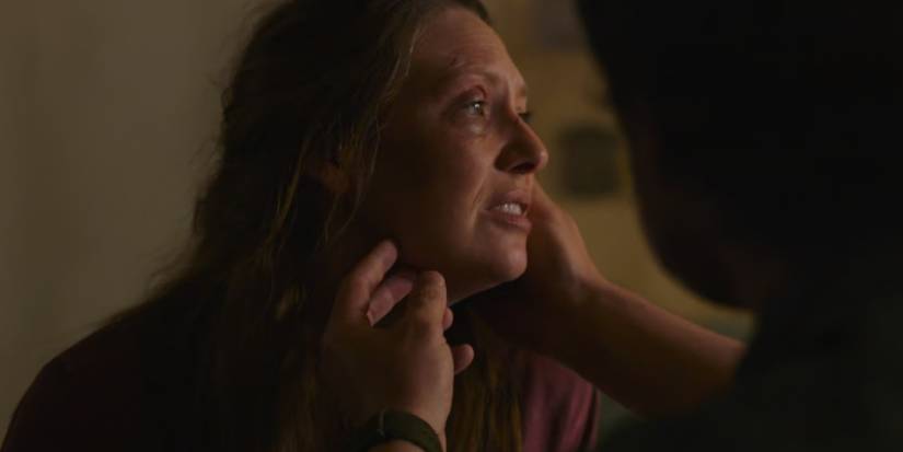 Tess talking to Joel in The Last of Us.