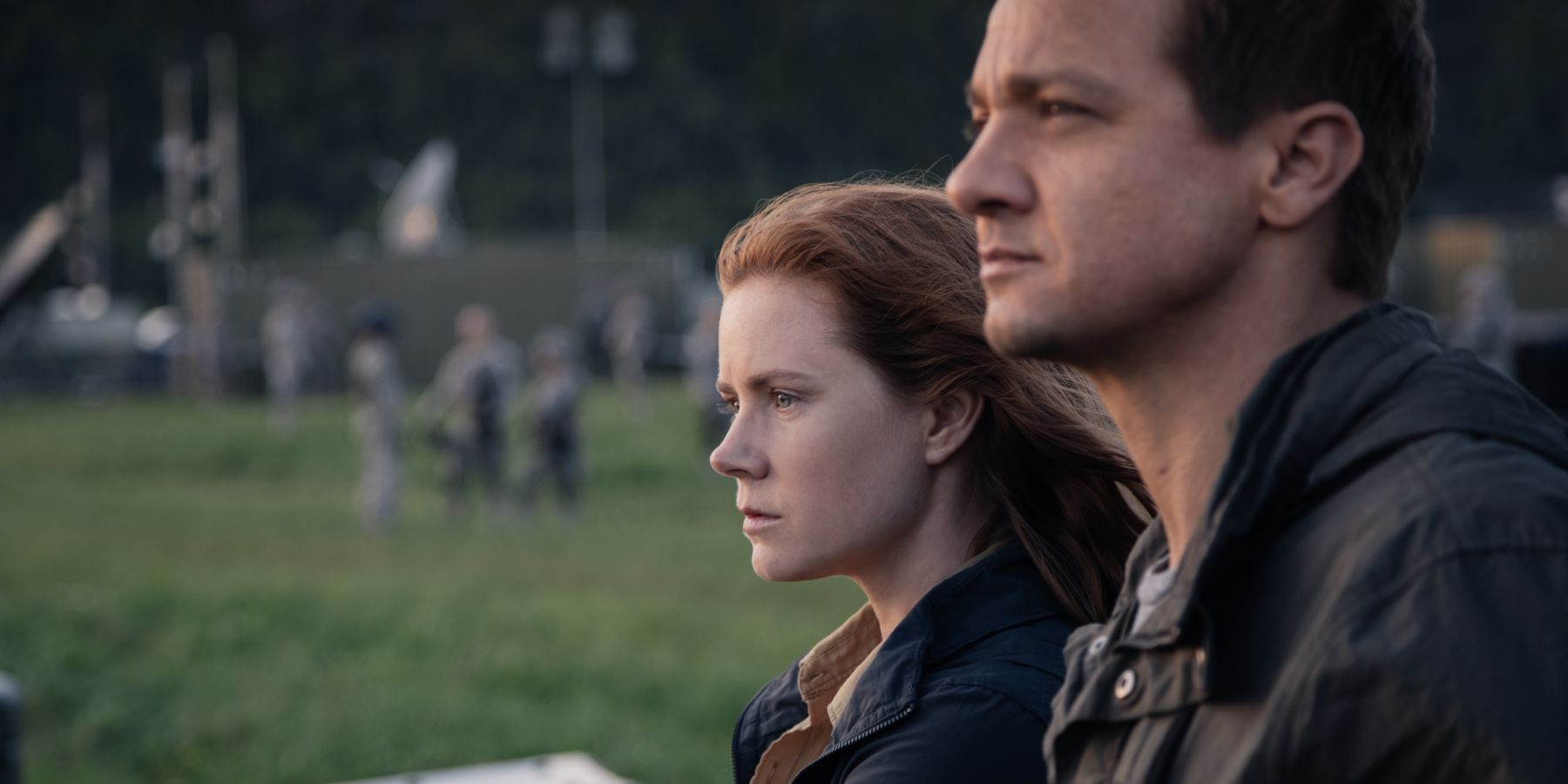 Amy Adams as Louise and Jeremy Renner as Ian in Arrival