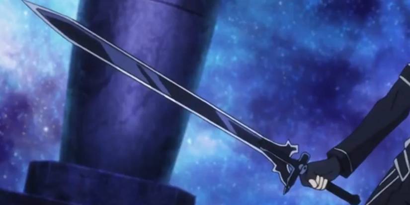 Kirito holding the elucidator