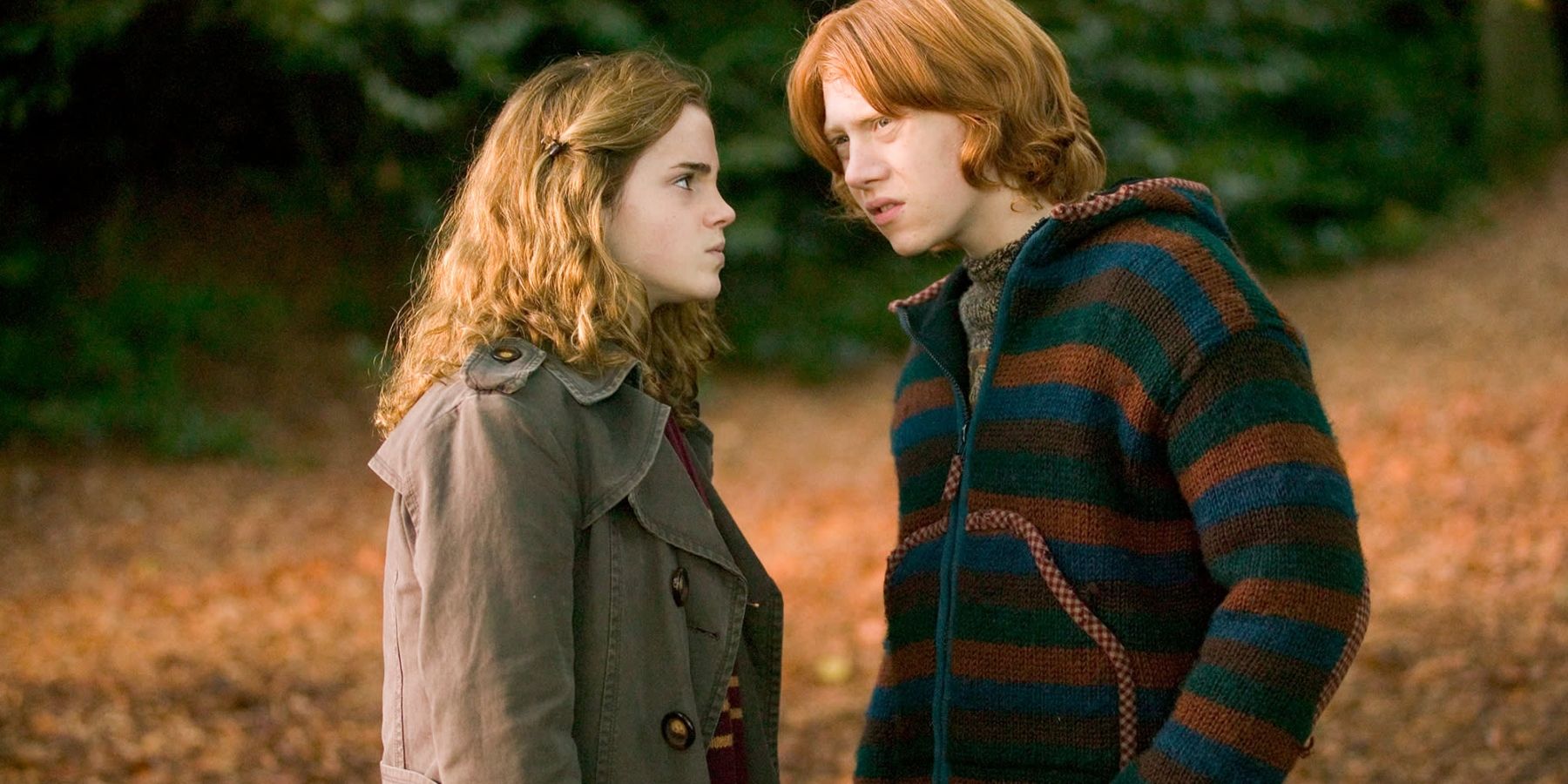Hermione and Ron standing outside in Harry Potter