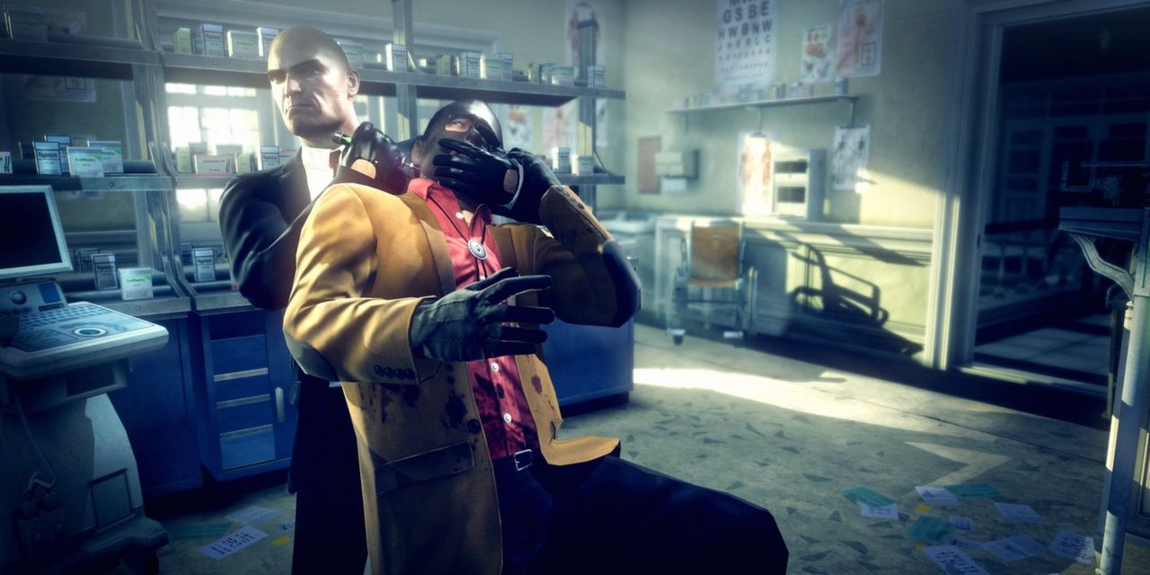Agent 47 strangling someone in a lab in Hitman: Absolution