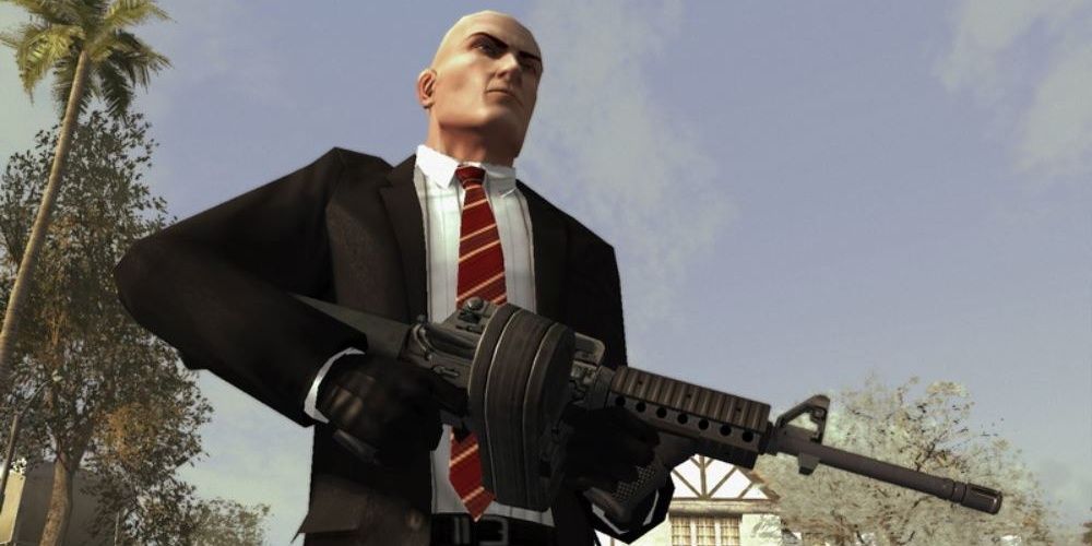 Agent 47 holding a large weapon in Hitman: Blood Money