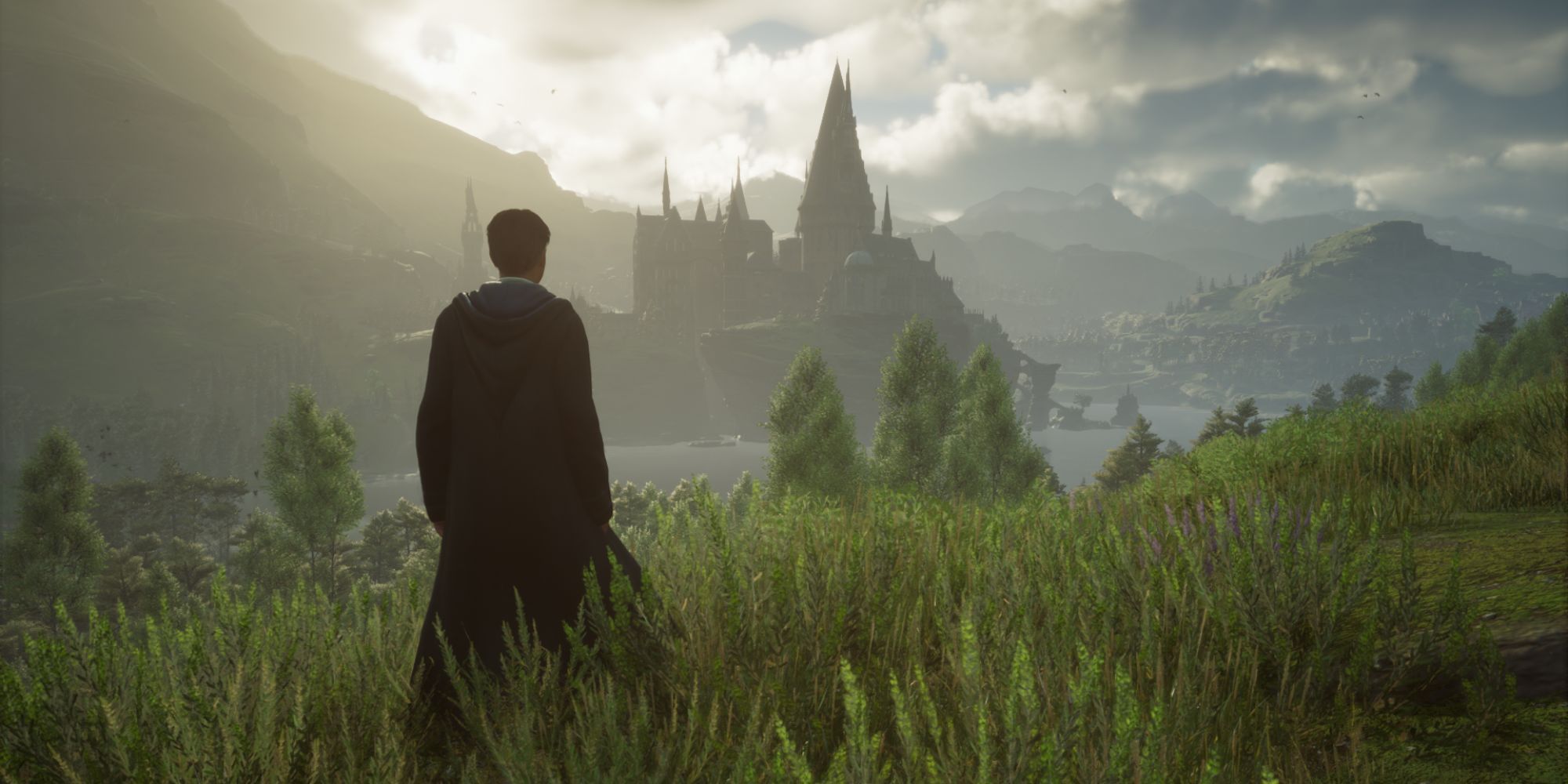 Mago do Legado de Hogwarts em pé no campo olhando para o Castelo de Hogwarts na primavera